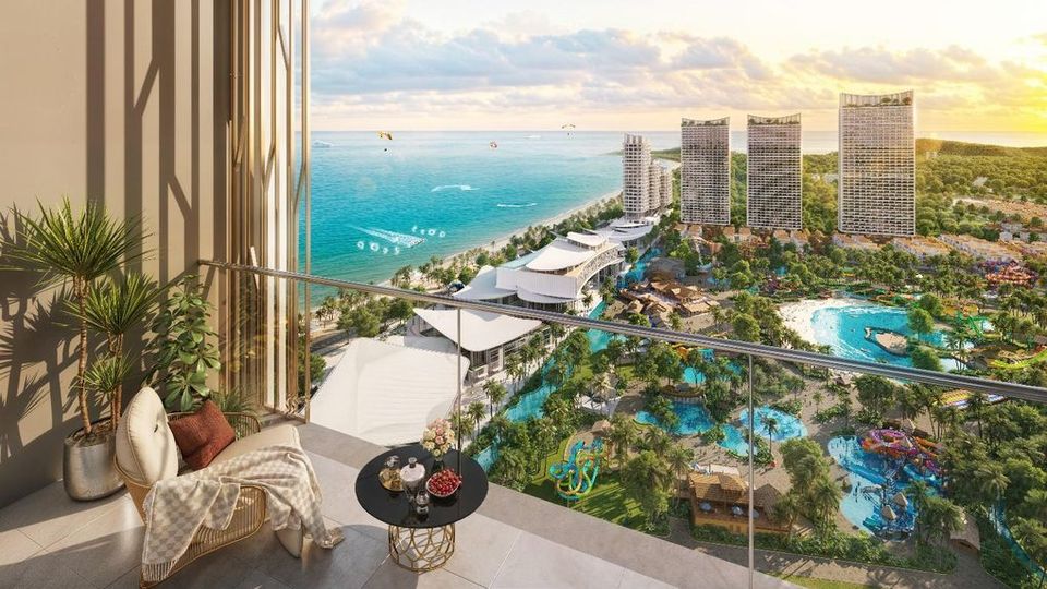 Phối cảnh ban công căn hộ Blanca tại Blanca City nhìn xuống công viên nước Sun World và biển, có ghế nằm và bàn nhỏ