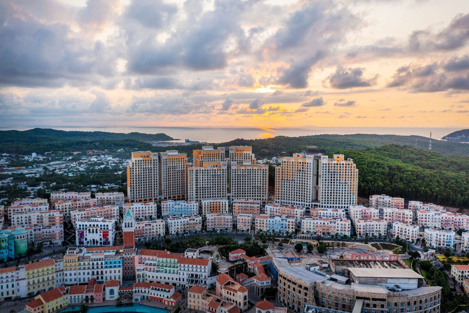 Ảnh thực tế Sunset Town và các toà Sun Grand City Hillside Residence trên sườn đồi An Thới, Phú Quốc lúc hoàng hôn