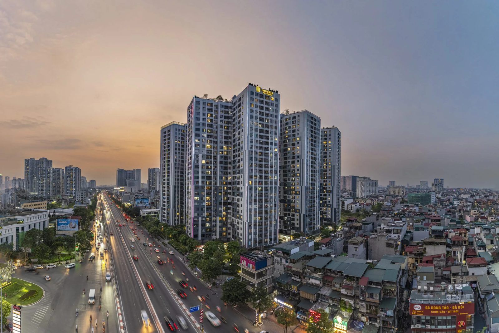 Ảnh thực tế Imperia Sky Garden ở 423 Minh Khai, Hà Nội lúc hoàng hôn: cụm tháp căn hộ cạnh trục đường lớn