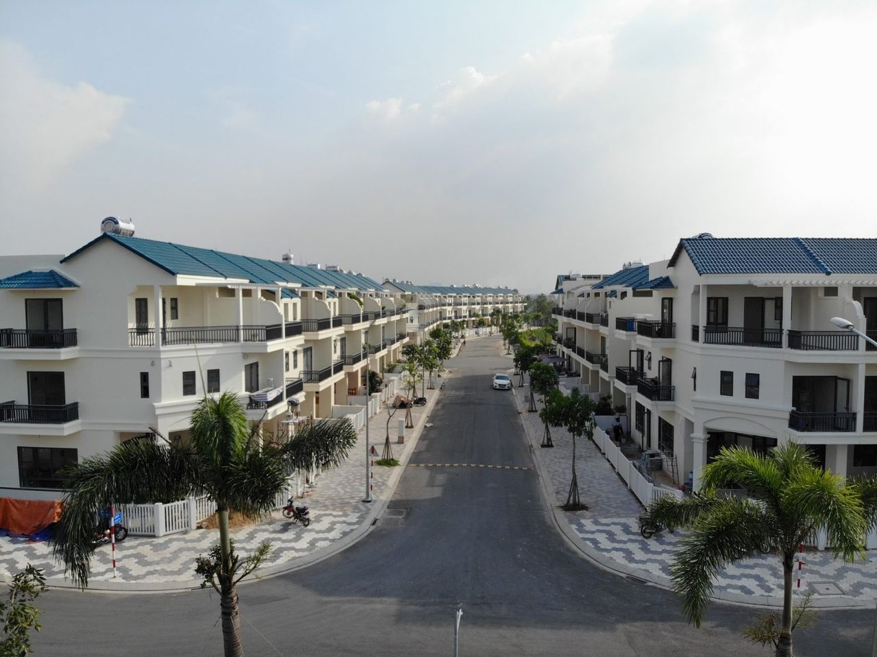 Ảnh thực tế dãy nhà phố Senturia Vườn Lài đã bàn giao, đường nội khu lát gạch và cây xanh hai bên