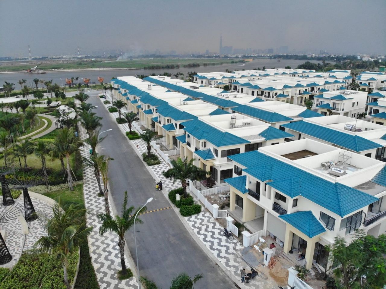Ảnh thực tế khu nhà phố, biệt thự Senturia Vườn Lài đã bàn giao ở Quận 12 cũ nhìn từ trên cao, mái ngói xanh, công viên giữa khu