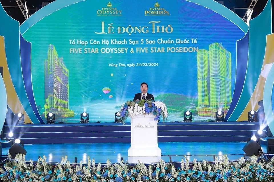 Lễ động thổ Five Star Odyssey và Five Star Poseidon ngày 24/3/2024, phông sân khấu in phối cảnh hai toà tháp
