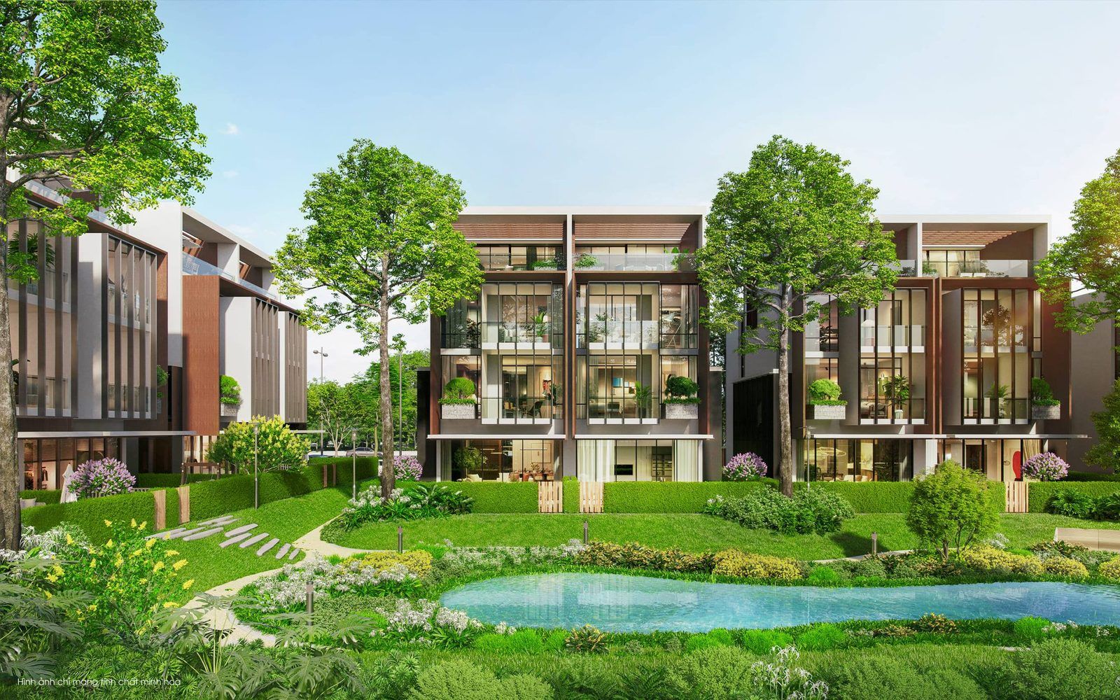 Phối cảnh mặt tiền nhà phố vườn Senturia An Phú: ba tầng kính và lam gỗ, sân vườn trước nhà, hồ cảnh quan và cây lớn phía trước