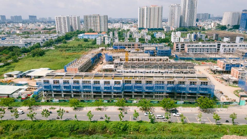 Các dãy nhà phố liên kế Senturia An Phú nhìn từ trên cao tháng 6/2026, đường nội khu đã hình thành, cây xanh trồng dọc vỉa hè