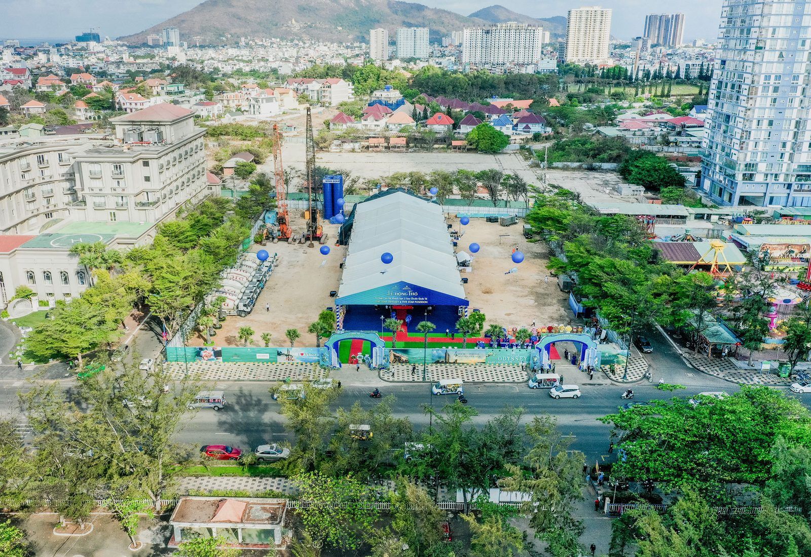 Ảnh flycam khu đất 165 Thùy Vân ngày động thổ 24/3/2024: rạp lễ dựng trên khu đất trống, xung quanh là khách sạn và nhà dân Vũng Tàu